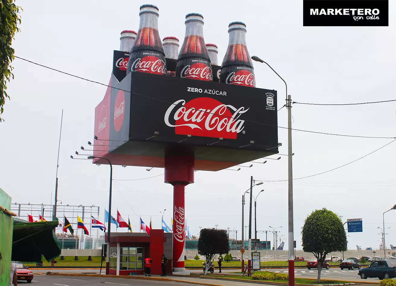 bouteilles-coca-cola-geantes-communciation-offline